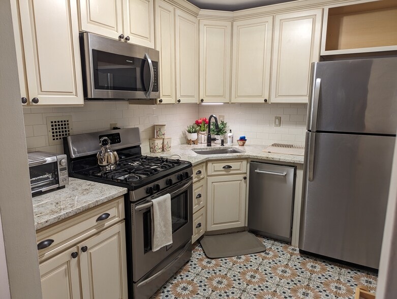 Kitchen - 575 Thayer Ave