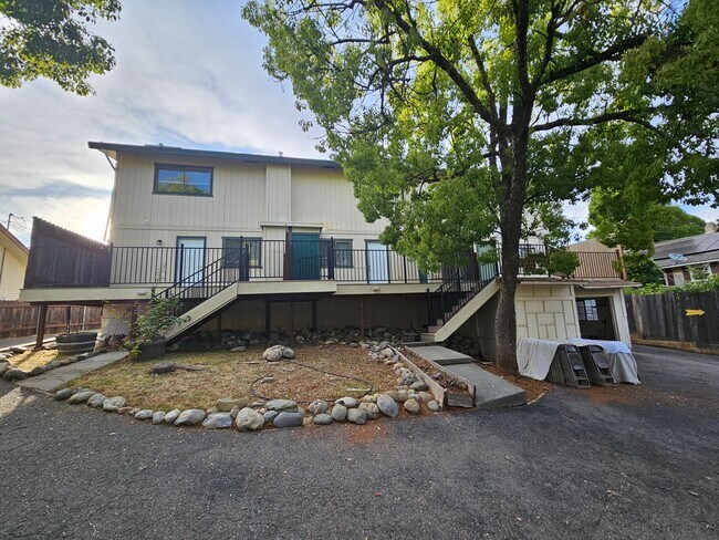 Building Photo - 131 Knoll St