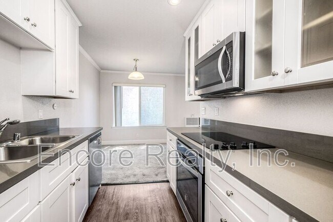 Building Photo - 8545 Villa La Jolla Dr