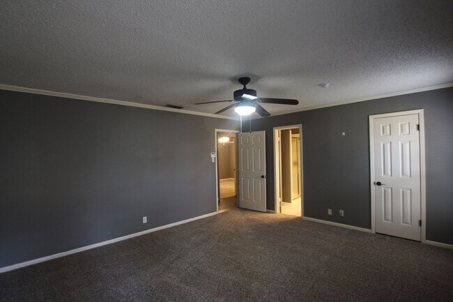 Building Photo - Available Now! Spacious 4 Bed/3 Bath Home ...
