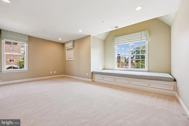 Building Photo - 448 Salk Cir