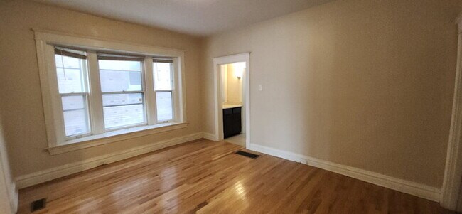 Building Photo - 6009 Kingsbury Ave