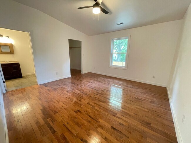 Building Photo - Big and Beautiful House with attached 1br ...