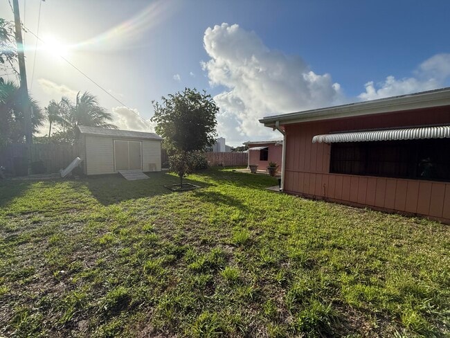 Building Photo - 817 Elm Rd