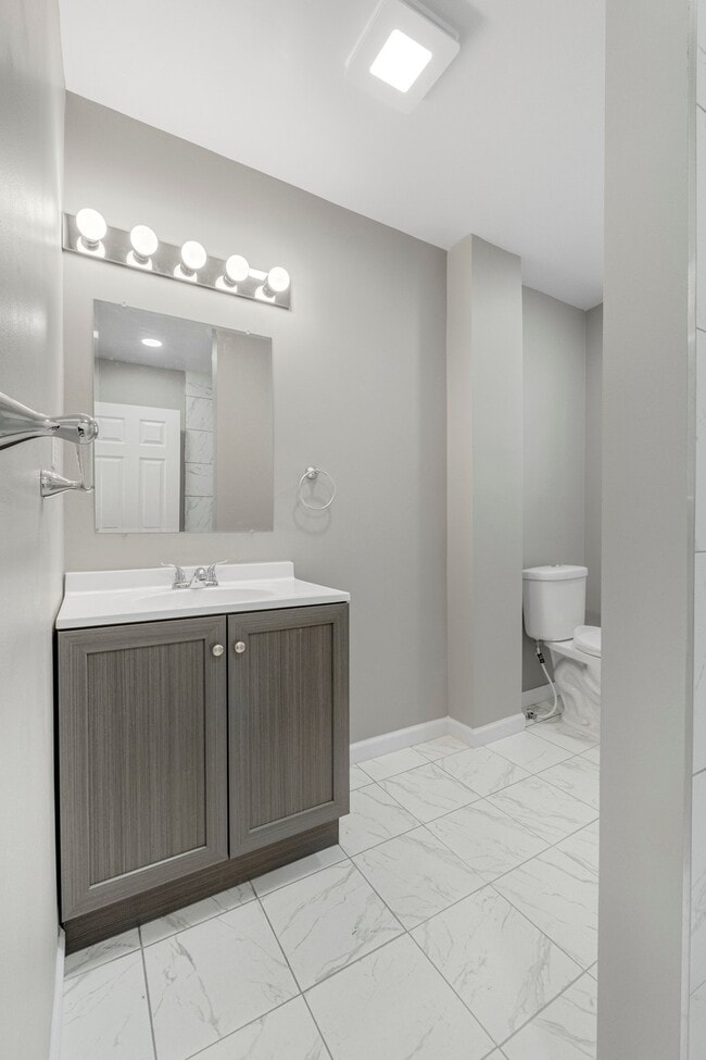 Building Photo - 607 Riverside Ave