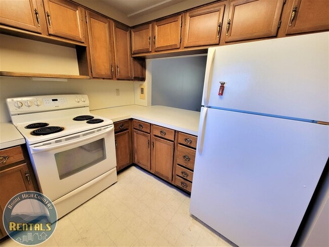 Building Photo - 1/1.5 Townhome located near Boone Golf Course!