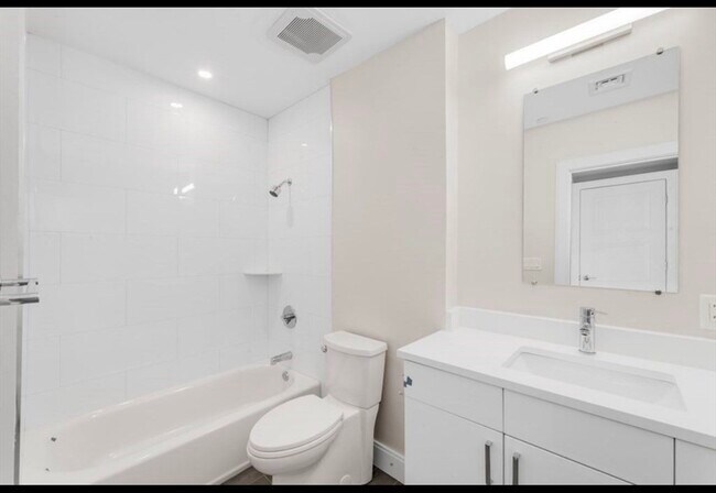 Building Photo - 425 Lagrange St