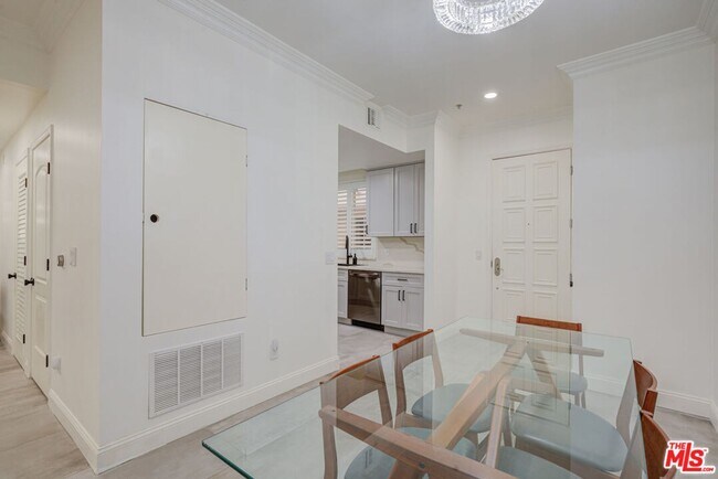 Building Photo - 1444 S Point View St