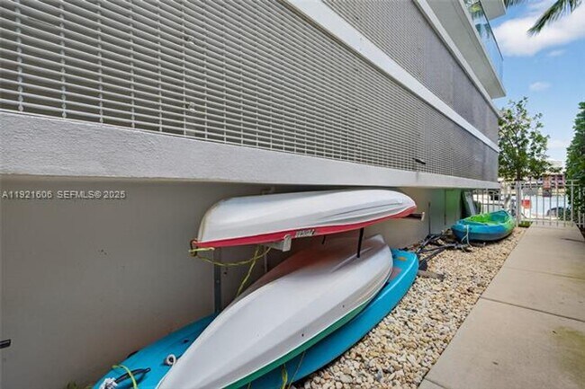 Building Photo - 9821 E Bay Harbor Dr