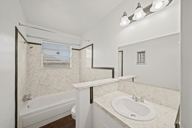 Building Photo - 322 Pinedale Ave