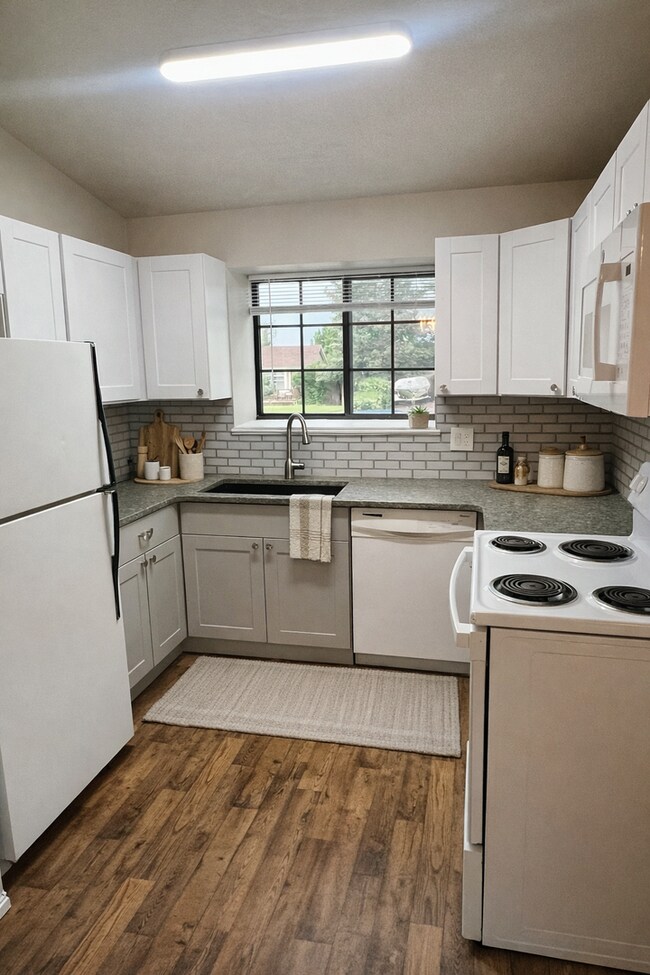 Building Photo - Beautiful 3 bedroom, tri-level home available in School District 20!