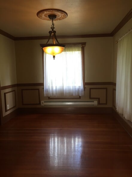 Building Photo - 105 125th St E