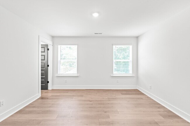 Building Photo - Move-in Ready Modern Townhome!!