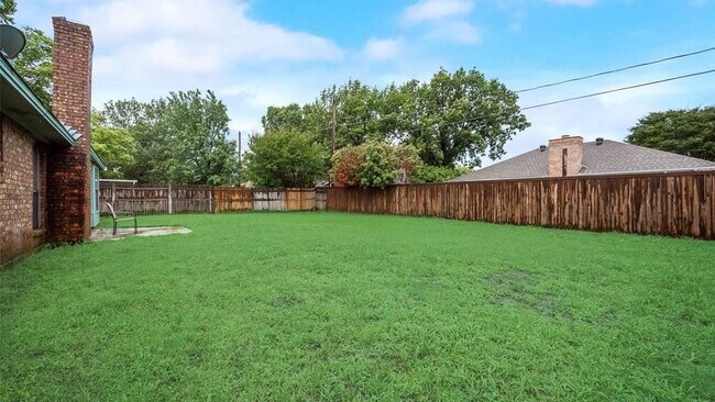 Building Photo - 617 Main St