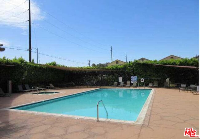 Building Photo - 9644 Pine Orchard St