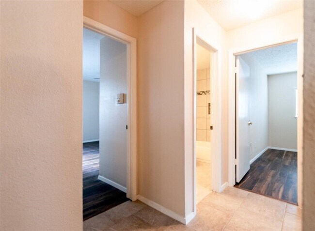 Building Photo - 2527 Colonial Ridge Dr