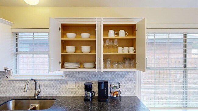 Building Photo - 810 Camellia Ct
