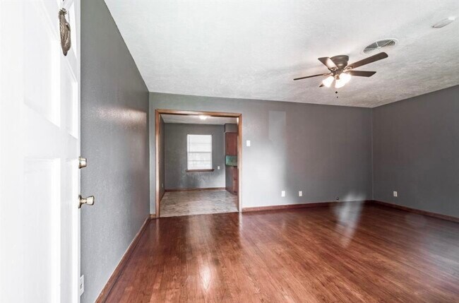 Building Photo - 1908 Peachwood Dr