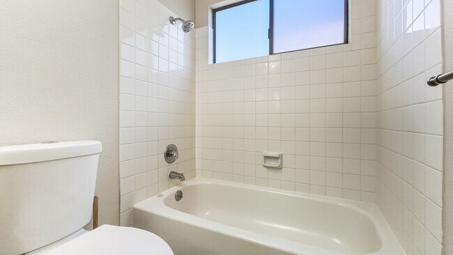 Building Photo - Stylish Fairwood Rambler with Modern Updat...