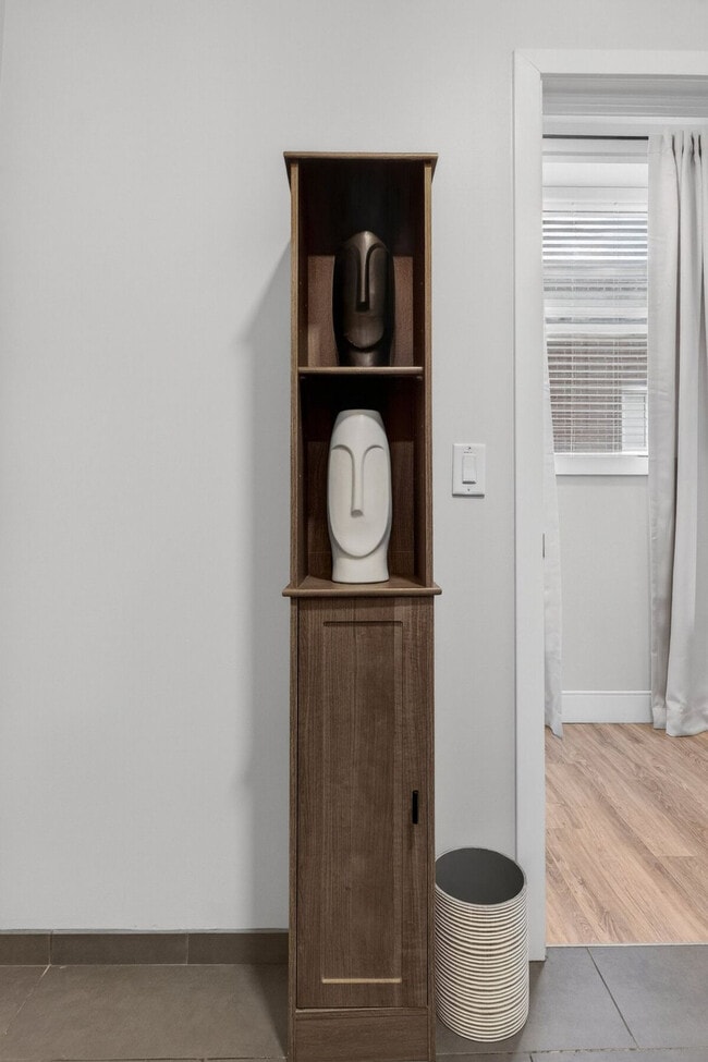 Building Photo - 1424 N Park Pl