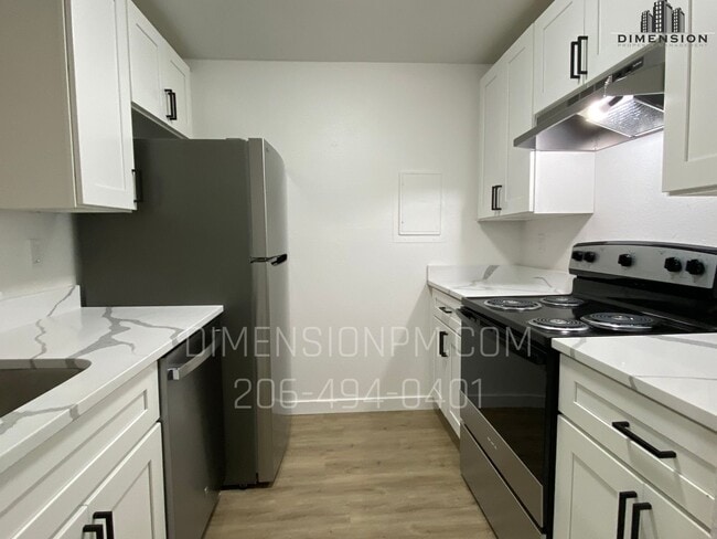 Building Photo - Bottom floor Condo with W&D hookups in Federal Way, Utilities Included!