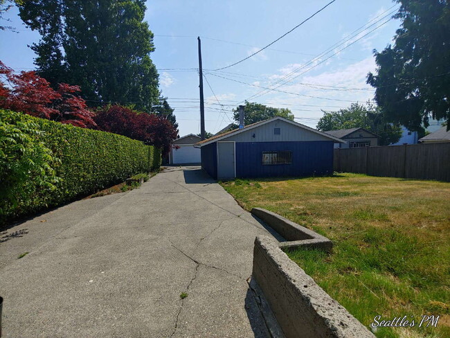 Building Photo - Charming 2-Bedroom Home in West Seattle-Off Street Parking- Large Outdoor Space