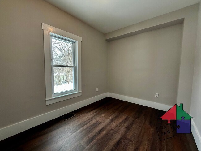 Building Photo - 32 Hall St