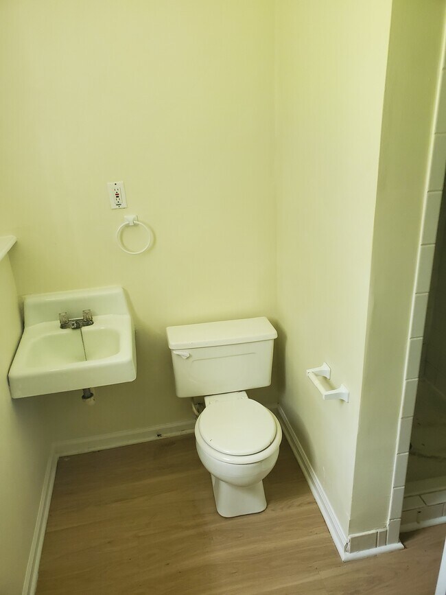 Building Photo - 1925 Heatherwood Dr