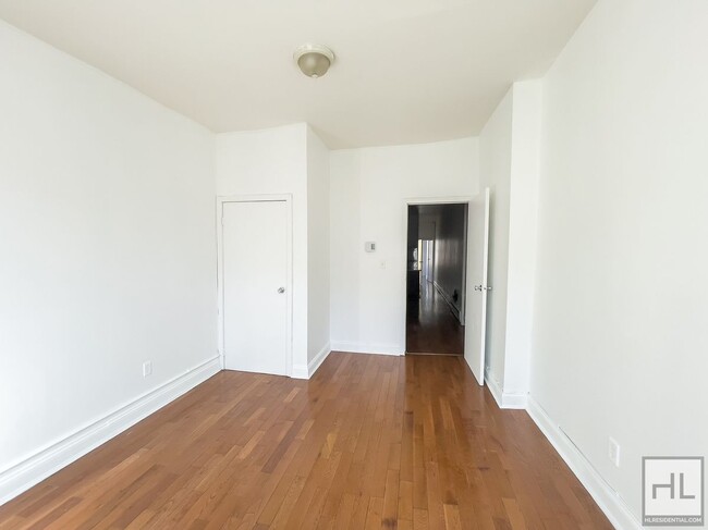 Building Photo - Spacious Bushwick 2-Bed 1-Bath / Great Loc...