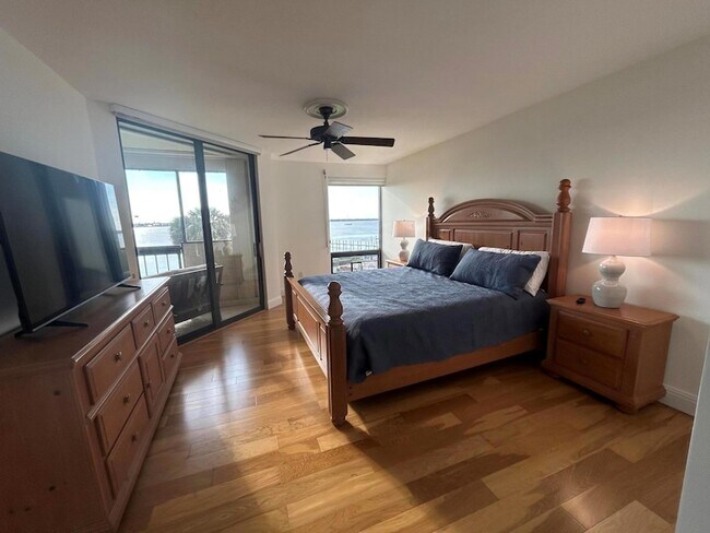 Building Photo - 625 NW North River Dr