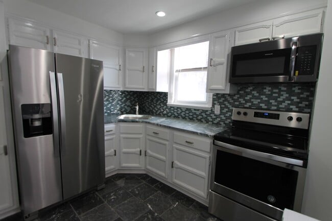 Building Photo - 124 W Pomona St