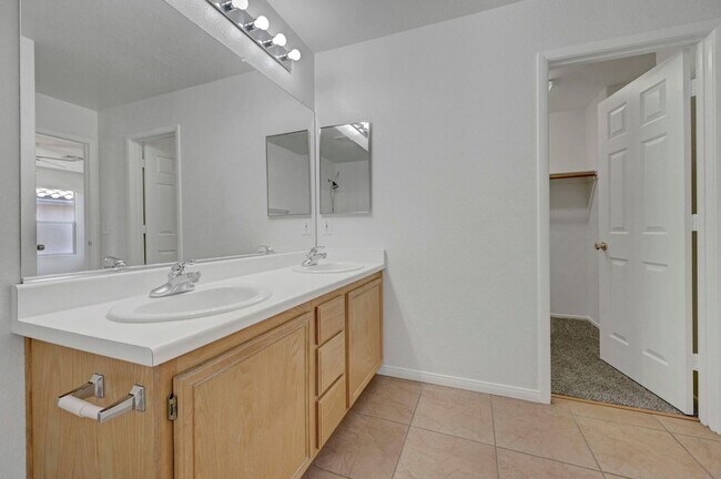 Building Photo - Adorable 2 story in the Northwest! Fresh paint and new carpet!