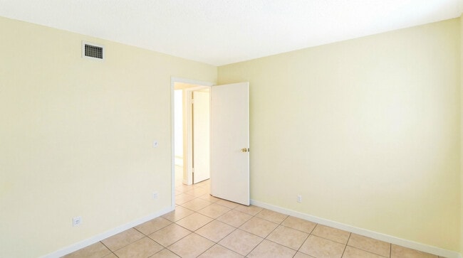 Building Photo - 470 Executive Center Dr