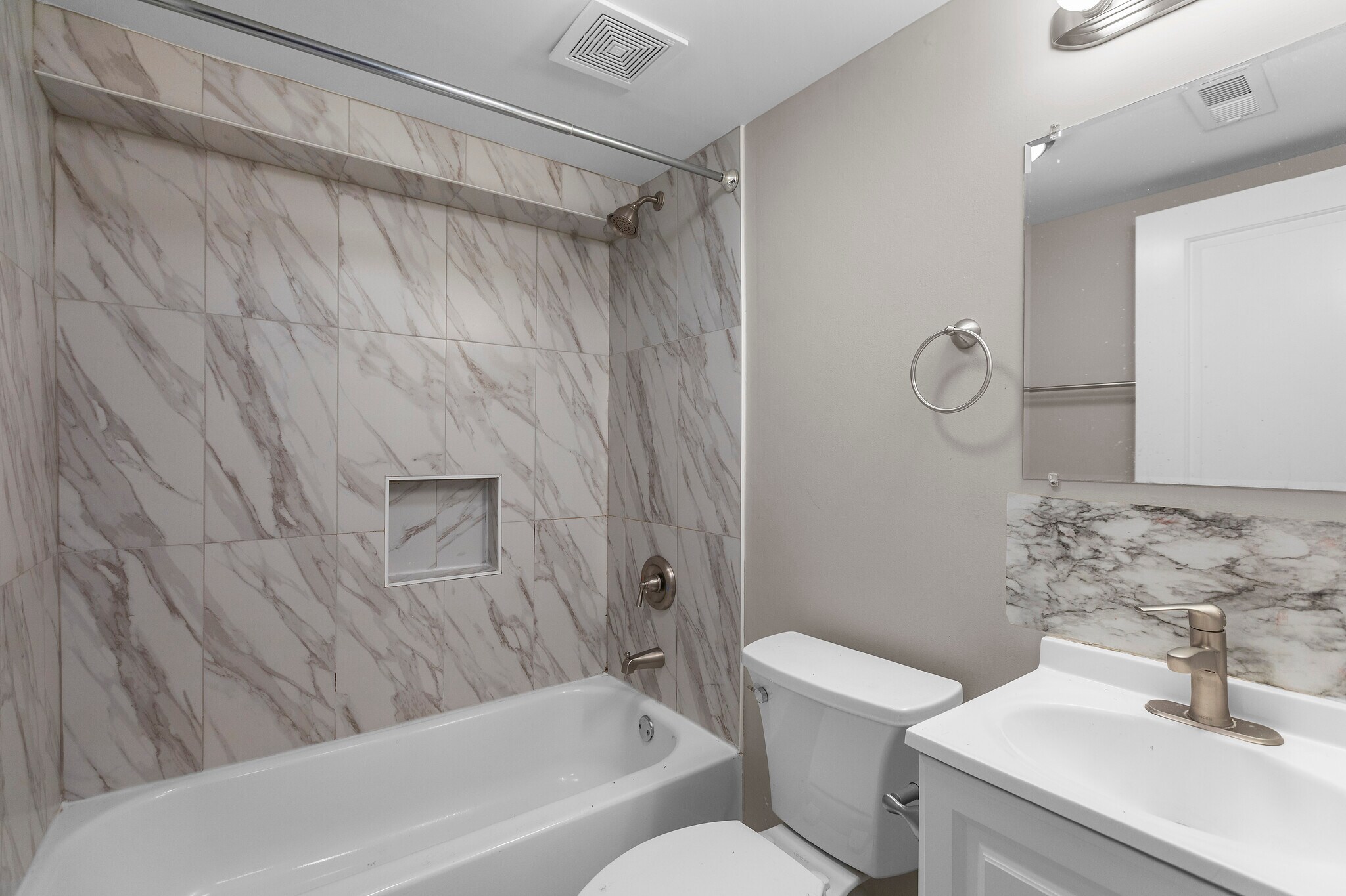 Building Photo - 5731 N Washtenaw Ave