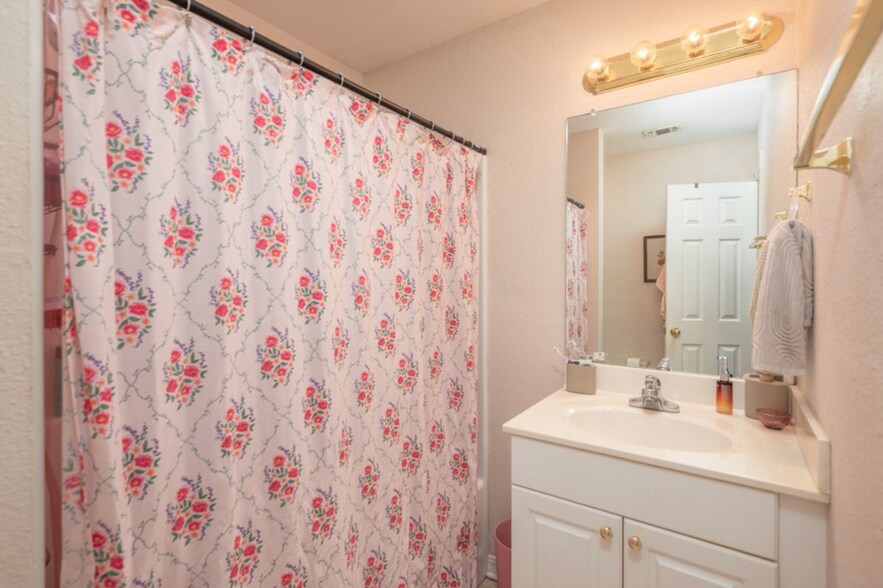 Building Photo - 1093 Saint Andrews Ln