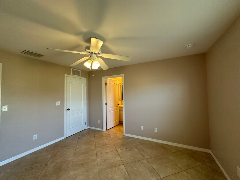 Building Photo - 4124 NE 8th Pl