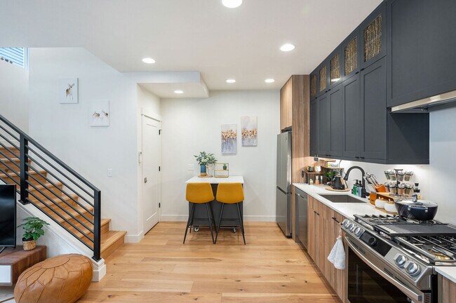 Building Photo - 34 W Cremona St