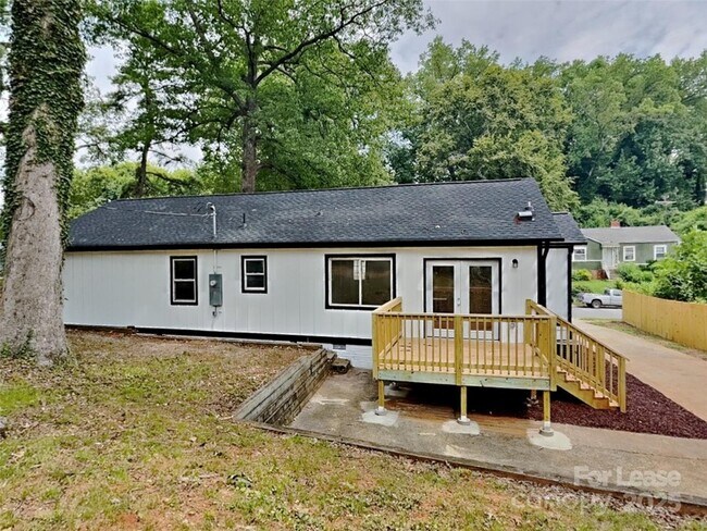 Building Photo - 2633 Brentwood Pl