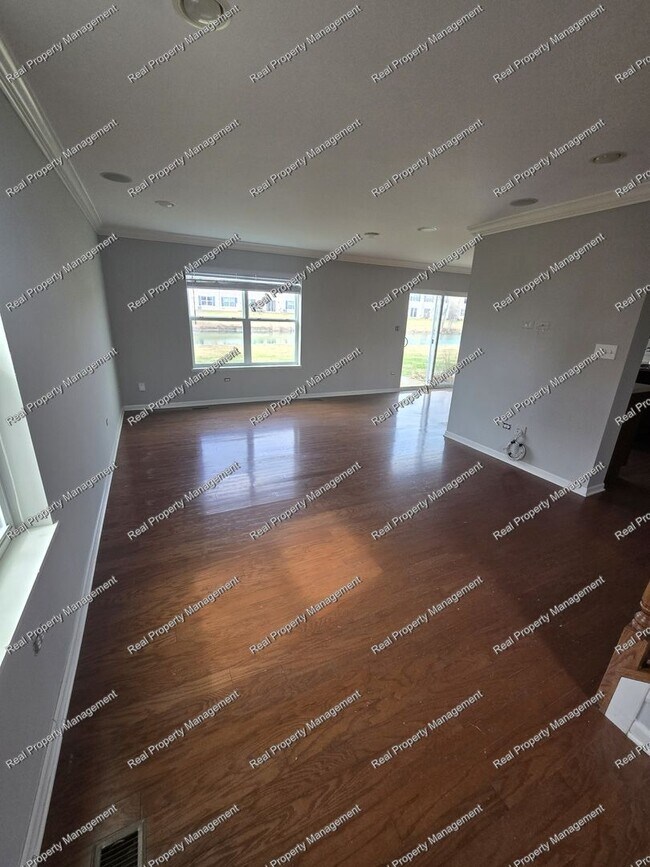 Building Photo - 3 Bedroom Townhome