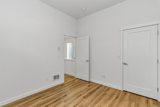 Building Photo - 1040 S Donovan St