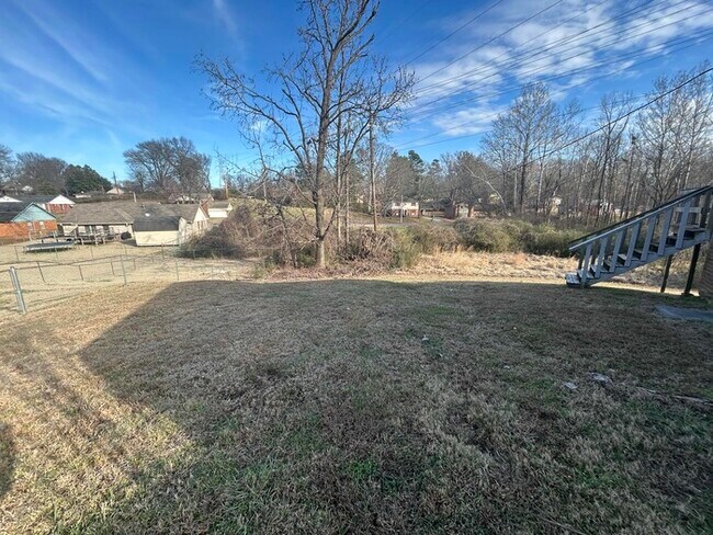 Building Photo - Spacious 3 Bed, 1 Bath Home with Fenced Yard and Off-Street Parking