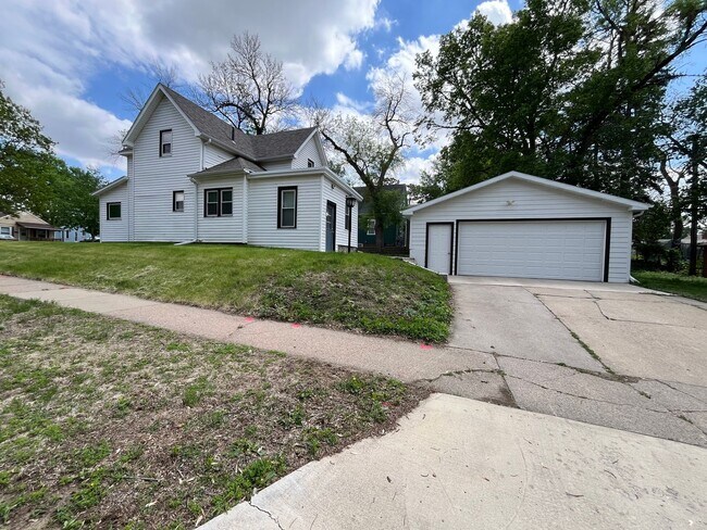 Building Photo - 4 Bed/1.5 Bath Rental Home in Central Sioux Falls!