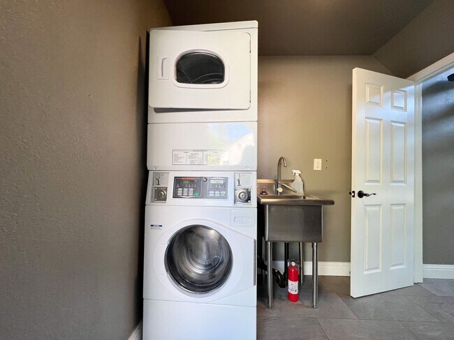 Building Photo - Remodeled 1 Bed, 1 Bath Apt Near McKinley Park