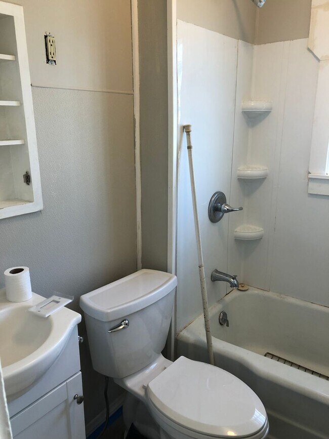 Building Photo - 2 bedroom single family home with one car ...