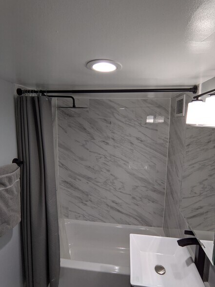 Bathroom - 2500 N Van Dorn St