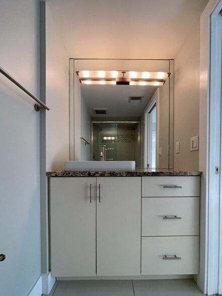 Building Photo - 64 Isle Of Venice Dr