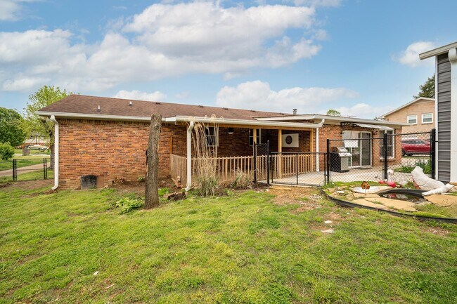 Building Photo - 120 Lake Point Dr