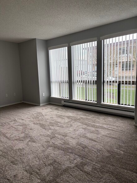 Building Photo - 328 Burnett Ave N