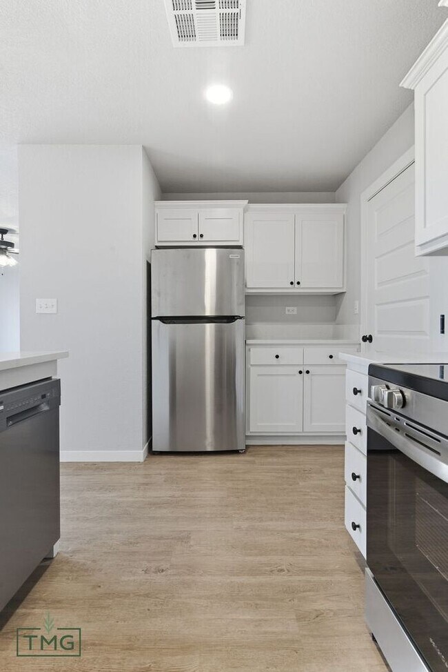 Building Photo - Lawn Care Included! Fully Updated 2 Bed / 2 Bath Duplex – Prime Broken Arrow Location!
