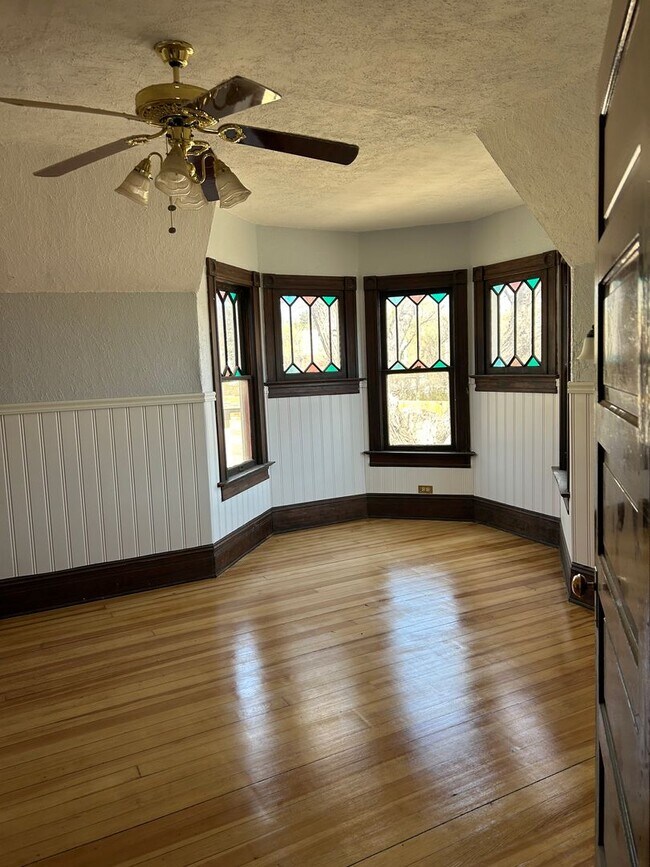Building Photo - Historic Cheyenne Canyon Home